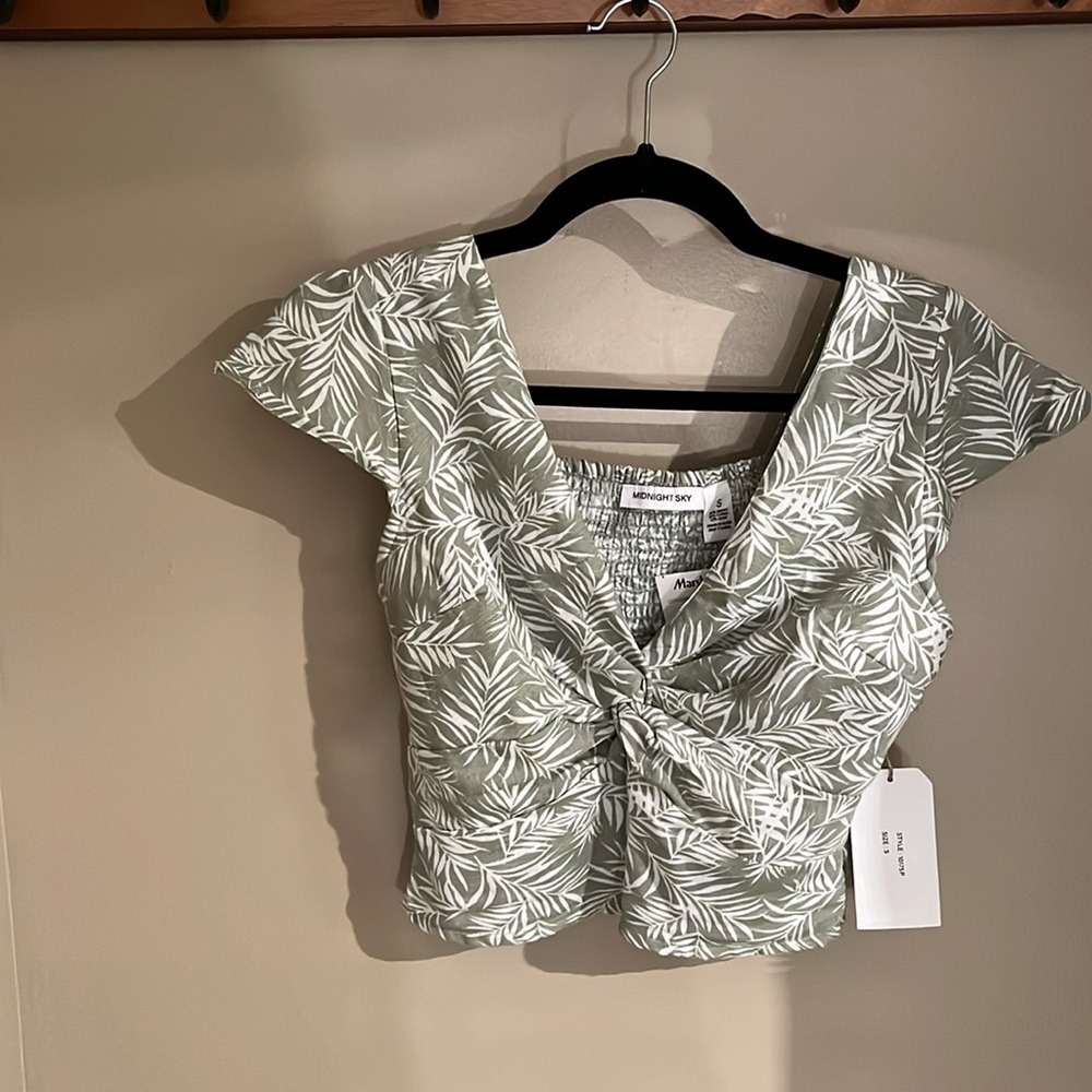 Cute, Ruffled Short-sleeved Vacation Crop Top